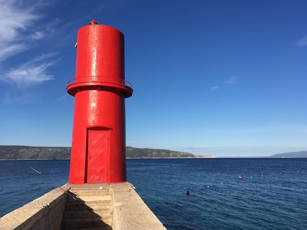 Foto faro sulla costa marittima