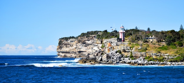 Foto faro sulla scogliera