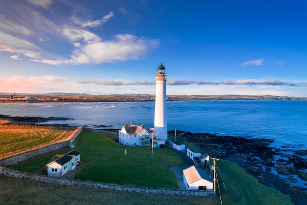 上から見たスコットランドの北海の海岸にある灯台
