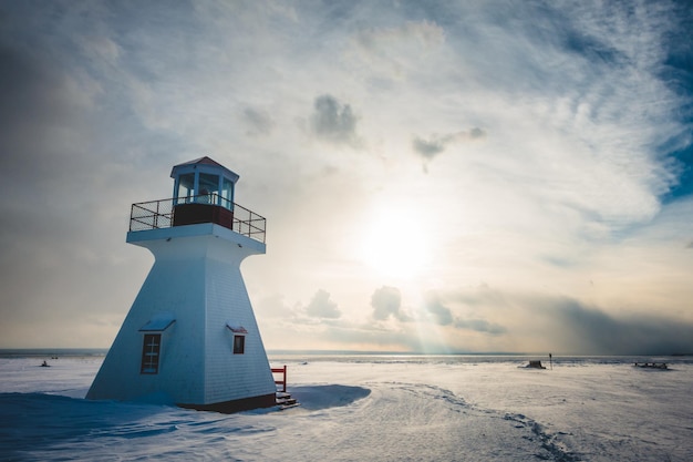 Faro durante la bella giornata di sole invernale