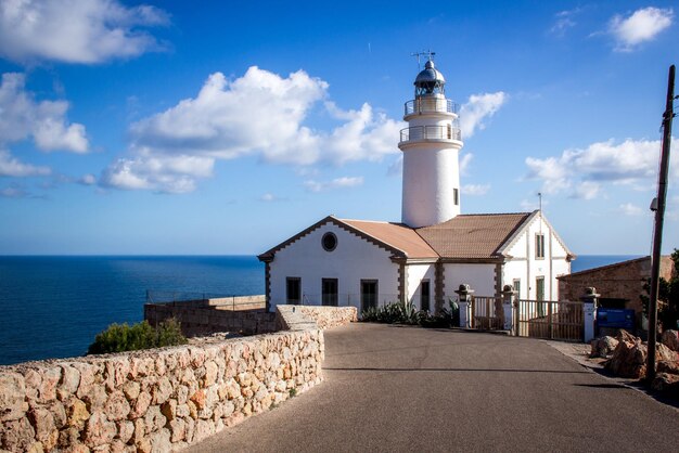 Photo the lighthouse at the entrance to the lighthouse