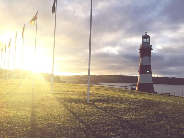 Foto faro sul campo contro il cielo durante il tramonto