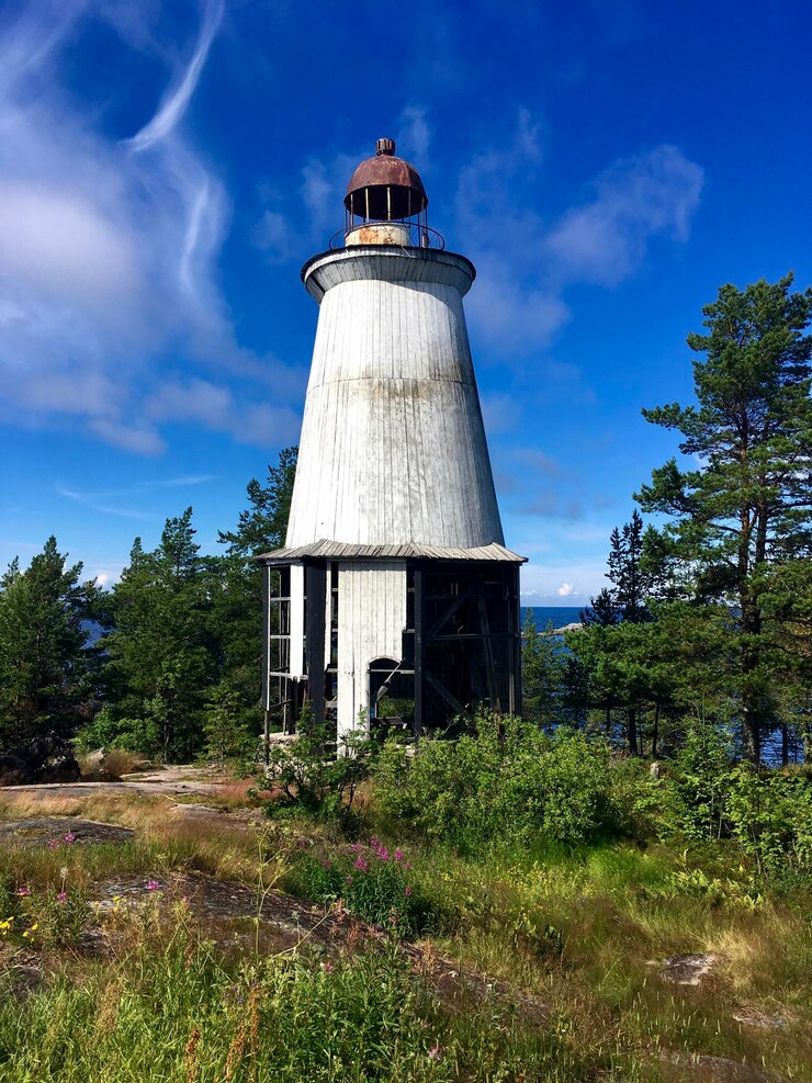 Photo lighthouse on field against sky