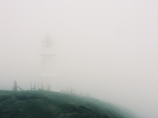 Foto faro nella nebbia