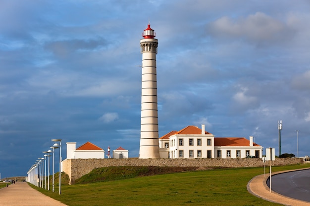 Faro leca, matosinhos, distretto di porto, portogallo - farol de leca o farol da boa nova (costruito nel 1926)