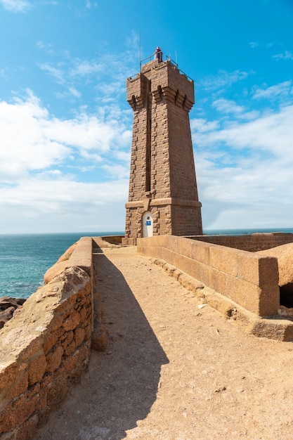 Lighthouse Mean Ruz is een gebouw gebouwd in roze graniet, haven van Ploumanach, in de stad Perros-Guirec in het departement Cotes-d'Armor, in Frans Bretagne, Frankrijk.