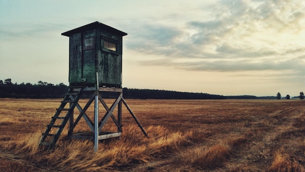 Фото Маяк на поле на облачном небе