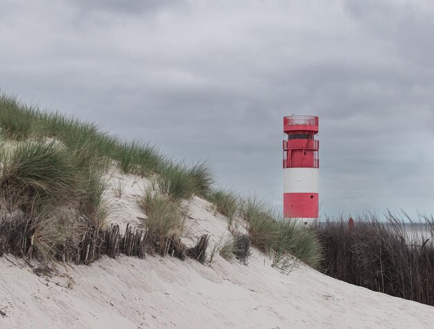 Photo lighthouse on a sandy beach on the island of helgoland