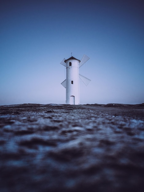 Foto faro sul mare contro un cielo limpido