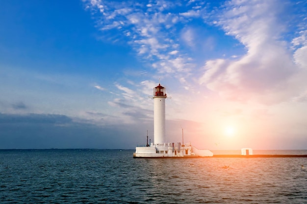 日没時の海の灯台