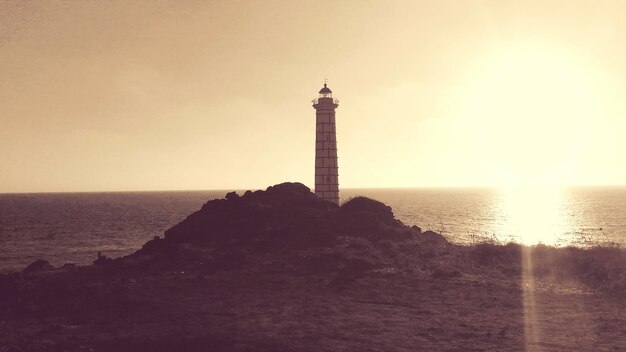 Foto faro in riva al mare