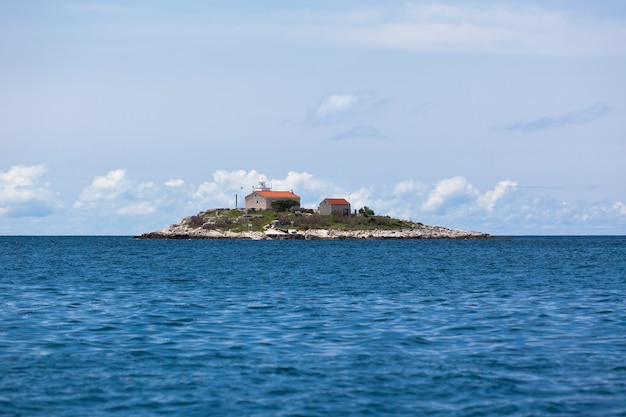 아드리아 해의 작은 섬에 있는 등대. 크로아티아