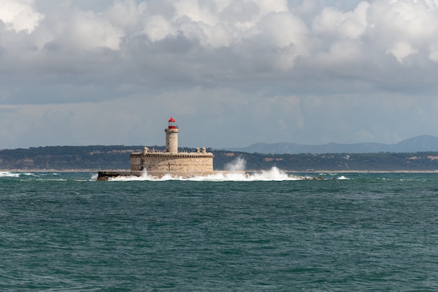 海の小さな島の灯台-サンロレンソの砦はブジオを行います