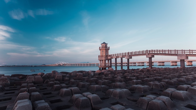 Un faro al tramonto in riva al mare