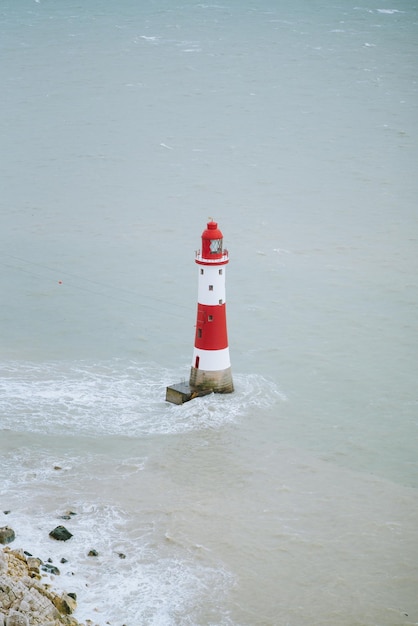 写真 海に囲まれた灯台