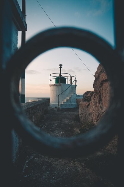 Foto il faro attraverso la porta