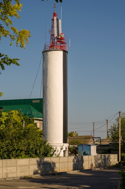 Photo lighthouse tower in town center