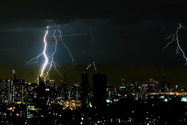 Foto fulmine sulla città di notte