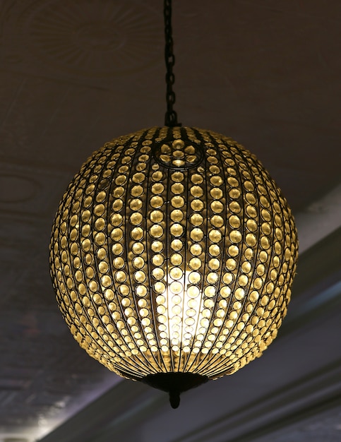 クリスタル装飾の中の照明ランプ