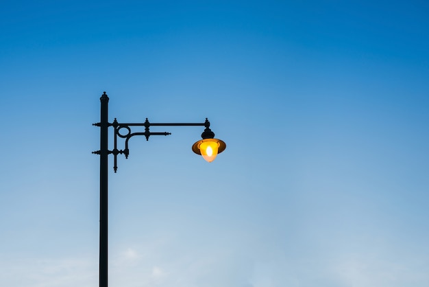 Lampada di illuminazione sulla strada con sfondo di cielo blu