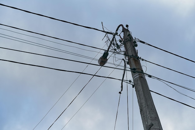 整理されていないワイヤーで雷電柱電気高電圧危険電柱シルエット