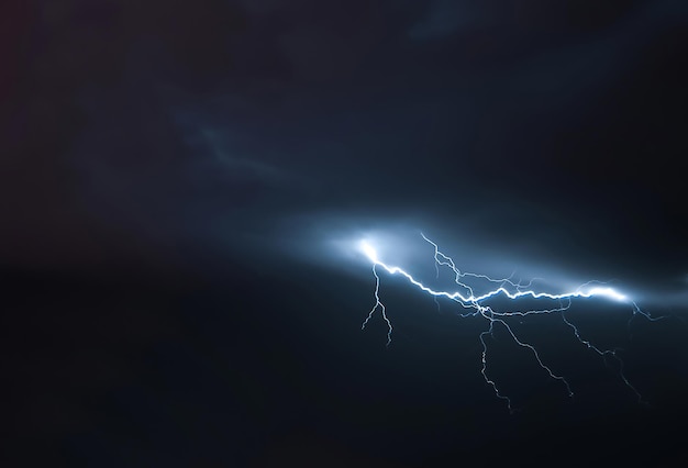 夜空の稲妻。街中の雷雨。嵐の暗い雲と雨の天気。