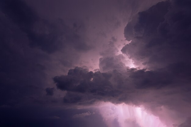 Photo lightning and rain clouds at night