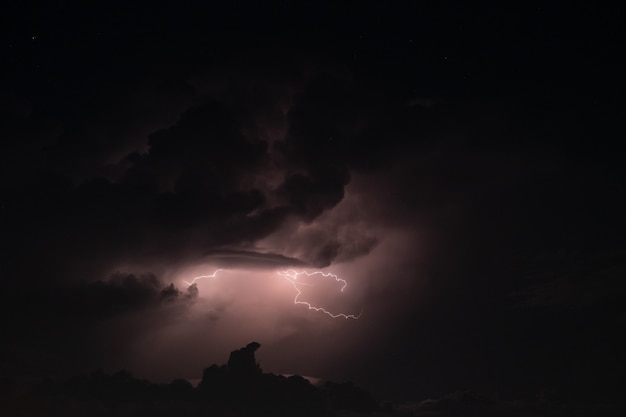 夜の暴風雨を雷します。