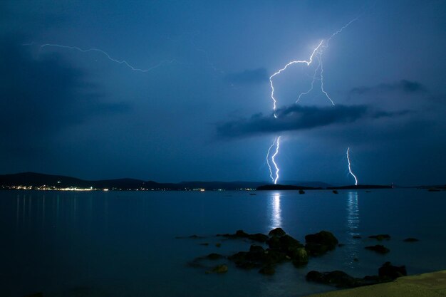 Foto il fulmine sul mare contro il cielo