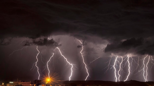 ナショナル ジオグラフィック写真コンテストからのこの画像には、雷雨が示されています。