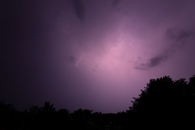 Foto colpo di fulmine durante la notte