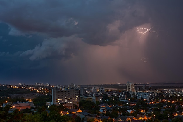 写真 夜に街を落雷