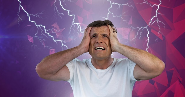 Foto colpi di fulmine e uomo stressato con mal di testa che tiene la testa