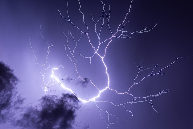 写真 雷雷が夏の嵐を襲う