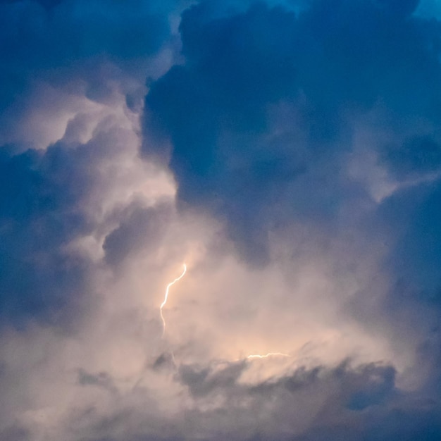 嵐の雲の中の閃光 雷の光と雲の中の輝く閃光