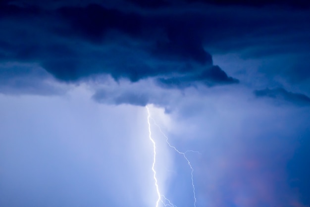 Foto fulmini e tuoni ardenti picchiano durante la tempesta estiva