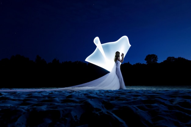 Photo lightpainting portrait of beauty woman outdoors