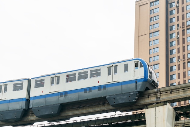 Lightrail rijdt met hoge snelheid over bruggen in Chongqing, China