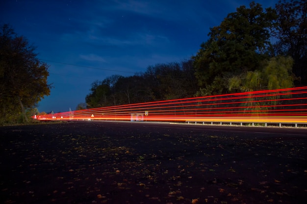 Foto luci delle auto di passaggio. tracciante.