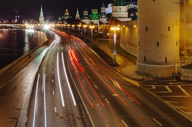 Огни на набережной Кремля в Москве