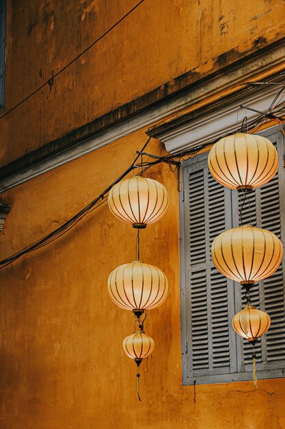 Foto luci in un giorno di pioggia a hoian