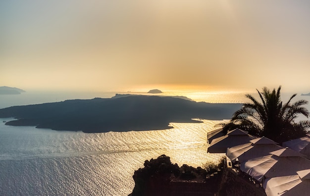 Photo the lights of santorini at sunset