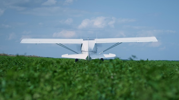 回転するプロペラを備えた軽量飛行機の立っている草 飛行機の準備が整った飛行