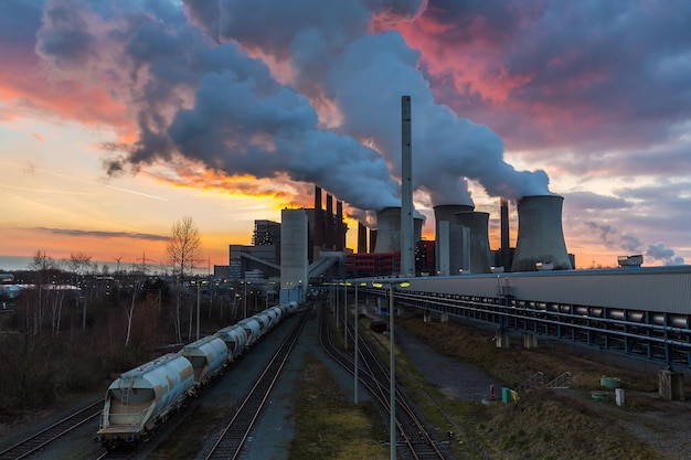 Фото Загрязнение лигнитной электростанции на закате