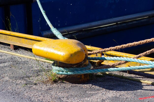 Foto ligplaats voor boten en schepen aan de oever van rivier en zee