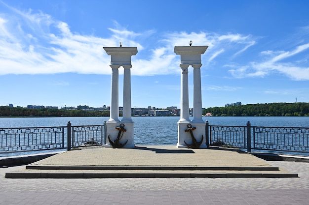 Ligplaats voor jachten aan de oever van het meer in de stad Ternopil