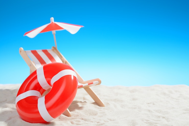Foto ligstoel en zwemmen ring op het strand