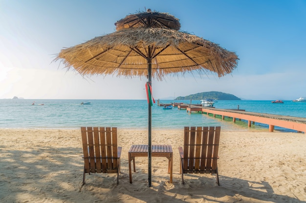 Ligstoelen en Paraplu op de zomereiland in Phuket, Thailand