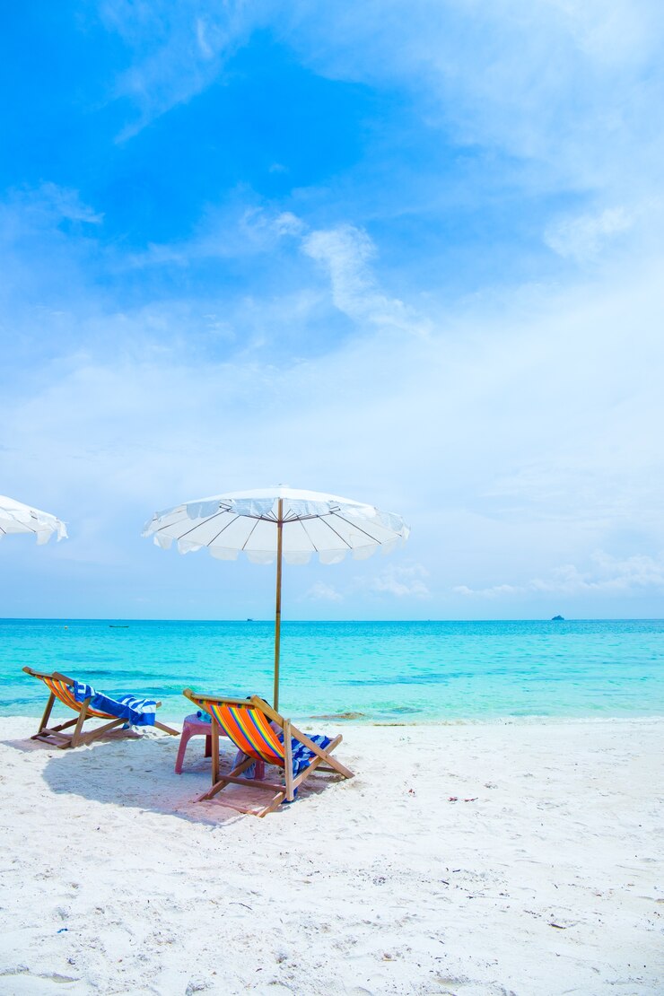 Ligstoelen en parasols op het strand in Koh Samet Thailand.