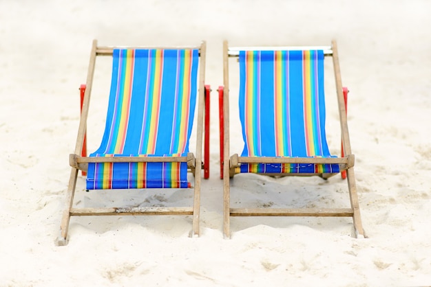 Foto ligstoelen in hua-hin-strand, hua-hin, thailand